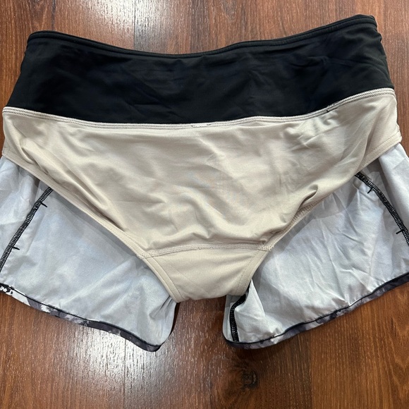 Lululemon SPEED UP low-rise lined 2.5" floral shorts size 6 - Picture 5 of 7